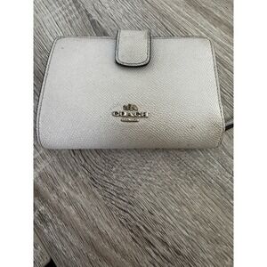 COACH Medium Corner Full Zip Wallet White Fair Condition PT2